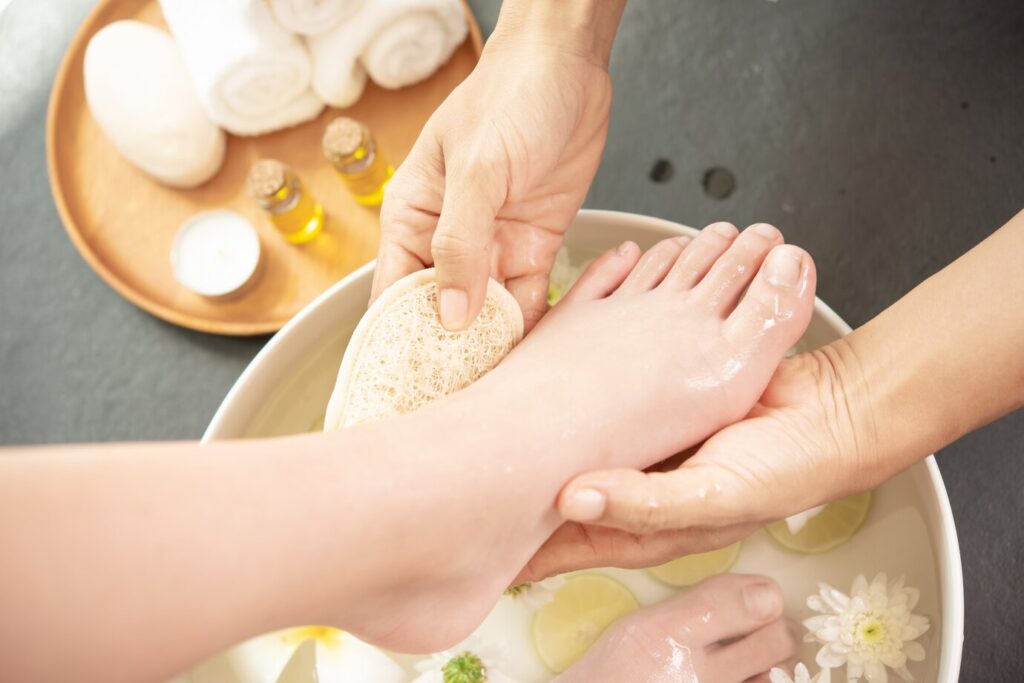 This image has an empty alt attribute; its file name is foot-washing-spa-before-treatment-spa-treatment-product-female-feet-hand-spa_1150-37703-1024x683.jpg